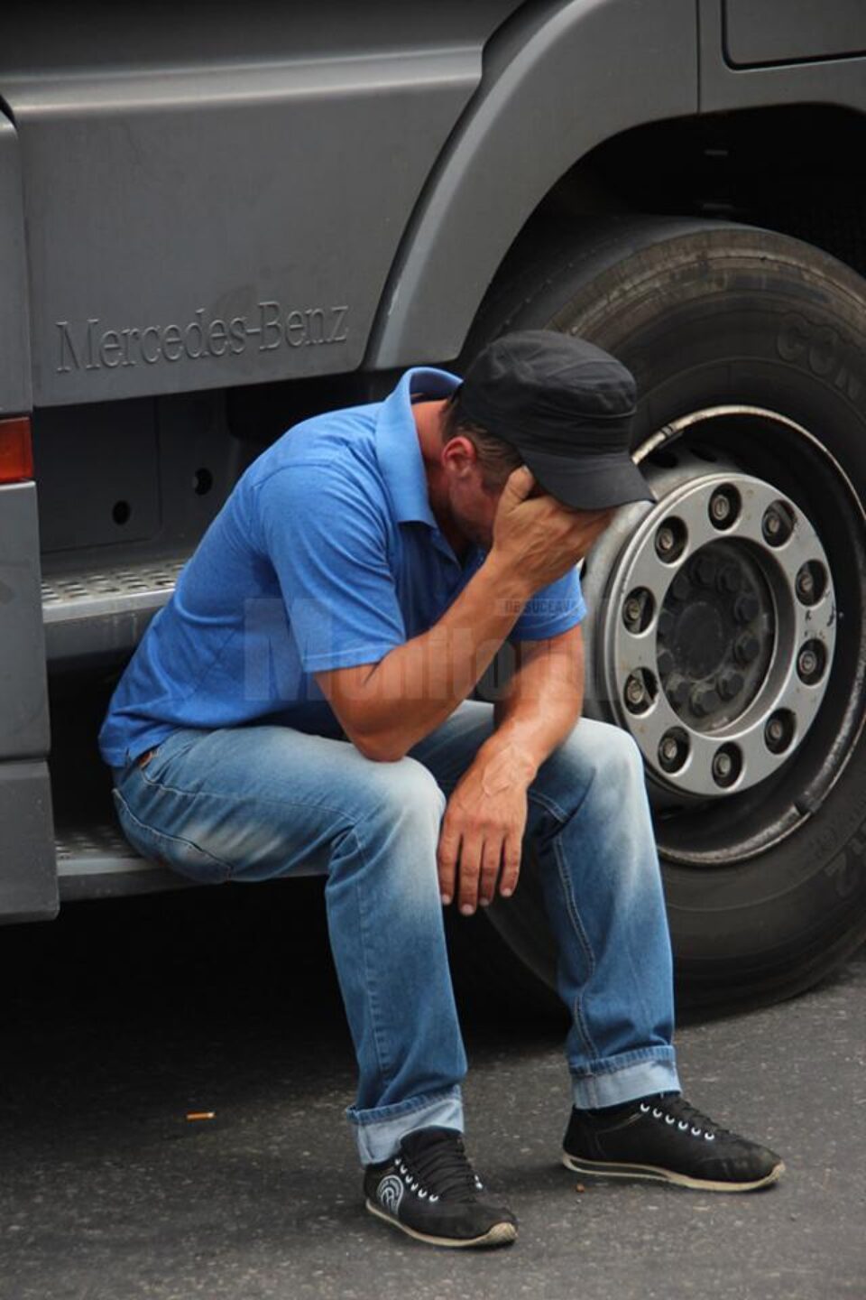 Din ancheta poliției rezultă că vinovat de accident este șoferul tirului, care a intrat pe marcajul pietonal pe culoarea roșie a semaforului