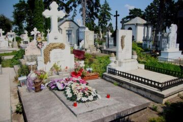 Morminte noi și vechi, în cimitirul Pacea