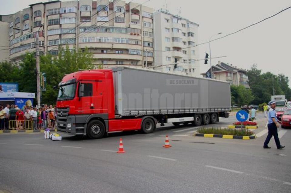 Din ancheta poliției rezultă că vinovat de accident este șoferul tirului, care a intrat pe marcajul pietonal pe culoarea roșie a semaforului
