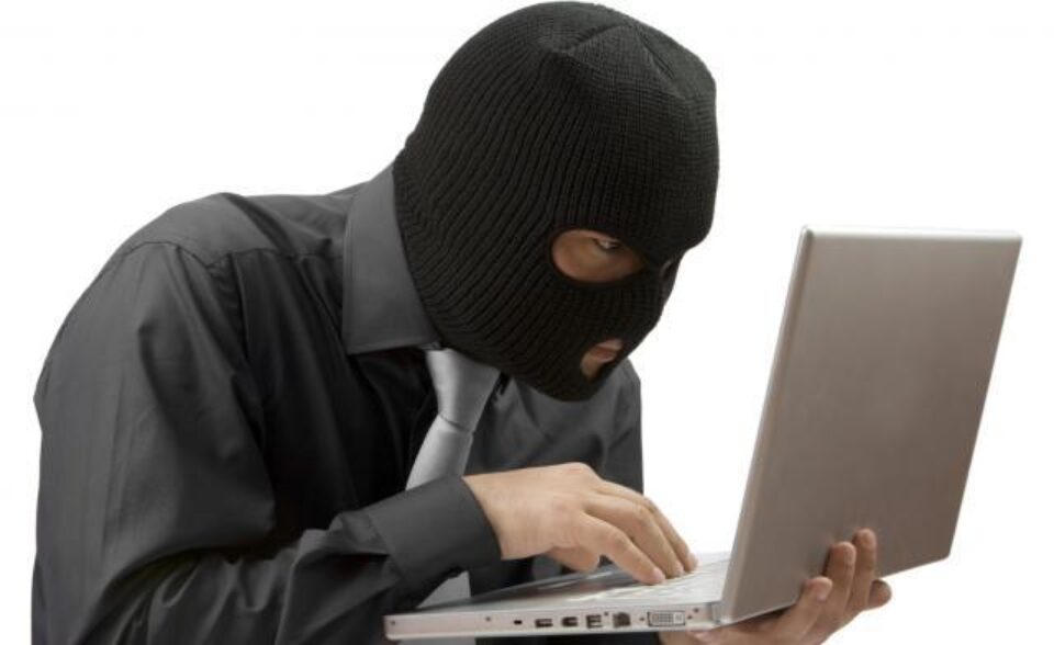 Percheziții la Suceava, în cazul unei grupări acuzate de fraude informatice