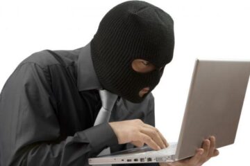 Percheziții la Suceava, în cazul unei grupări acuzate de fraude informatice