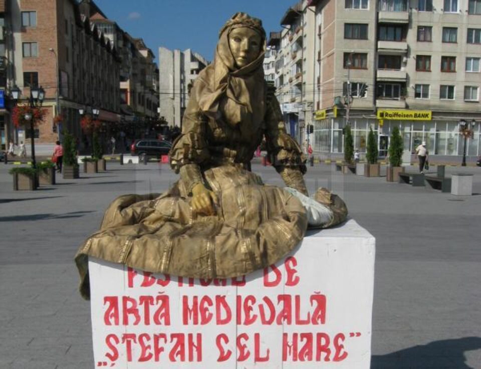 Festivalul de artă medievală va fi promovat în Suceava cu ajutorul unor statui vii