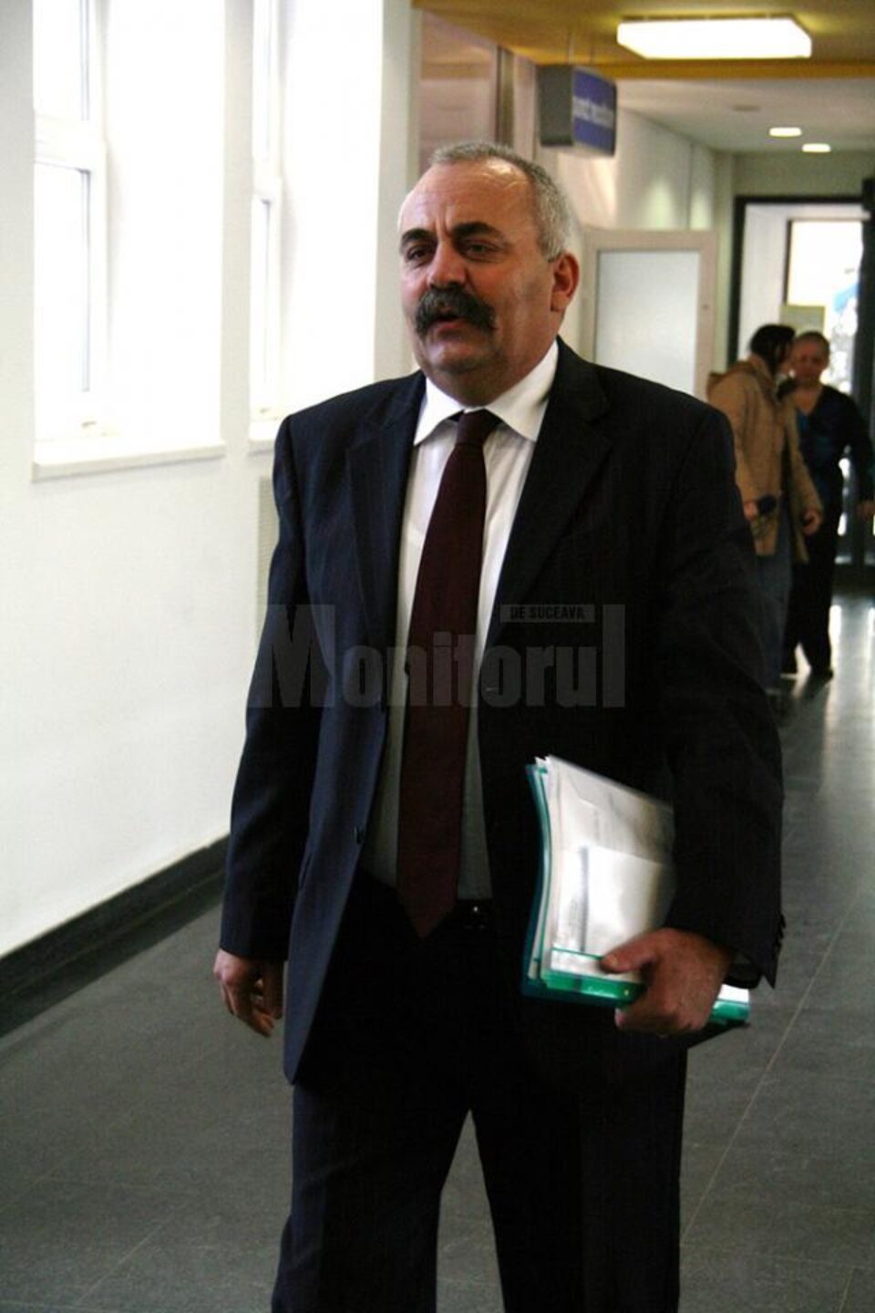 Vasile Rîmbu: „Din cauza umezelii au început să apară probleme la pardoseală, așa că se impune schimbarea linoleumului. De asemenea, trebuie să tapetăm pereții” Vasile Rîmbu: „Din cauza umezelii au început să apară probleme la pardoseală, așa că se impune schimbarea linoleumului. De asemenea, trebuie să tapetăm pereții”