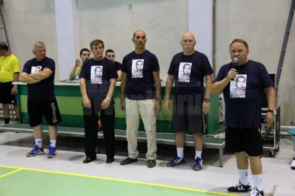 Foștii colegi de echipă au ținut un moment de reculegere în memoria marelui handbalist sucevean Mihai Mironiuc Foștii colegi de echipă au ținut un moment de reculegere în memoria marelui handbalist sucevean Mihai Mironiuc
