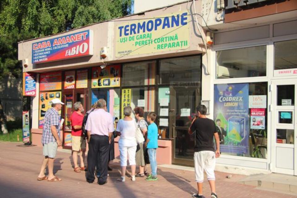 Oamenii adunați miercuri după-amiază în fata sediului firmei