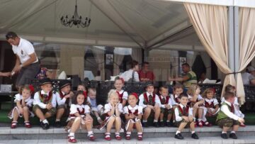 Micuții etnici germani au atras privirile tuturor prin frumusețea costumelor tradiționale, dar și prin drăgălășenia lor