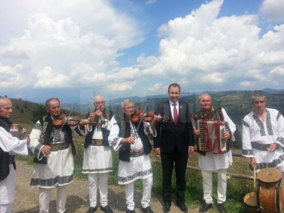 Deputatul Ioan Marocico cu o formație de muzică