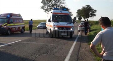Deși mașina s-a făcut zob, șoferul a scăpat cu răni ușoare