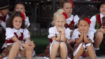 Micuții etnici germani au atras privirile tuturor prin frumusețea costumelor tradiționale, dar și prin drăgălășenia lor