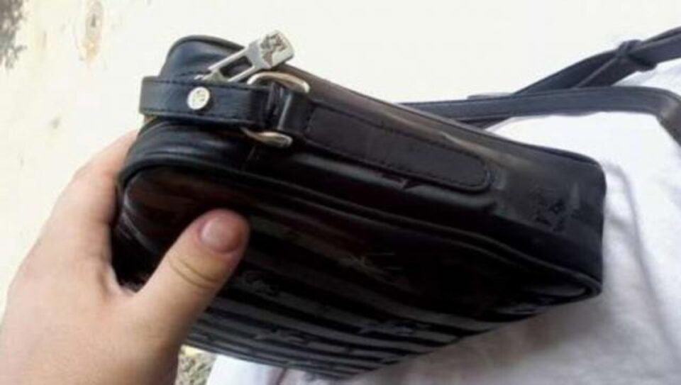 Bătrânul a găsit șervețele și săpun în borseta în care credea că sunt dolari. Foto realitatea.net