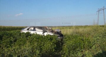 Deși mașina s-a făcut zob, șoferul a scăpat cu răni ușoare