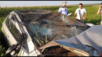 Deși mașina s-a făcut zob, șoferul a scăpat cu răni ușoare