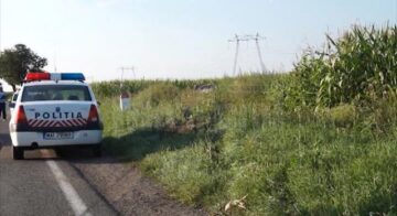 Deși mașina s-a făcut zob, șoferul a scăpat cu răni ușoare