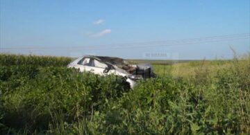 Deși mașina s-a făcut zob, șoferul a scăpat cu răni ușoare