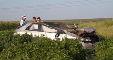 Deși mașina s-a făcut zob, șoferul a scăpat cu răni ușoare