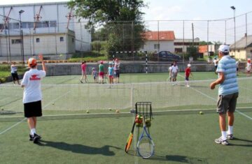 Numărul copiilor care doresc să practice tenisul în Fălticeni este în creștere