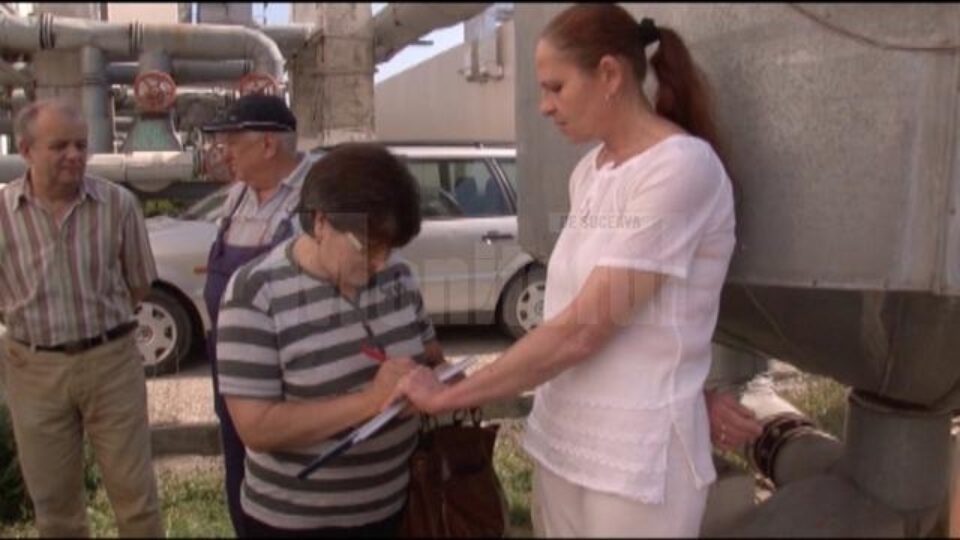 Circa 20 de angajați ai fabricii de seringi Genko Group SA Suceava au venit ieri din concediu, la firmă, pentru a protesta că nu și-au primit salariile de luni de zile