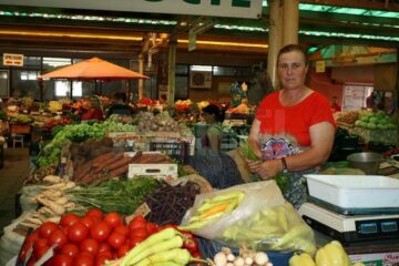 Legumele din ferma de la Dumbrăveni ajung pe mesele sucevenilor din mâna Mariei Mătrășoaia