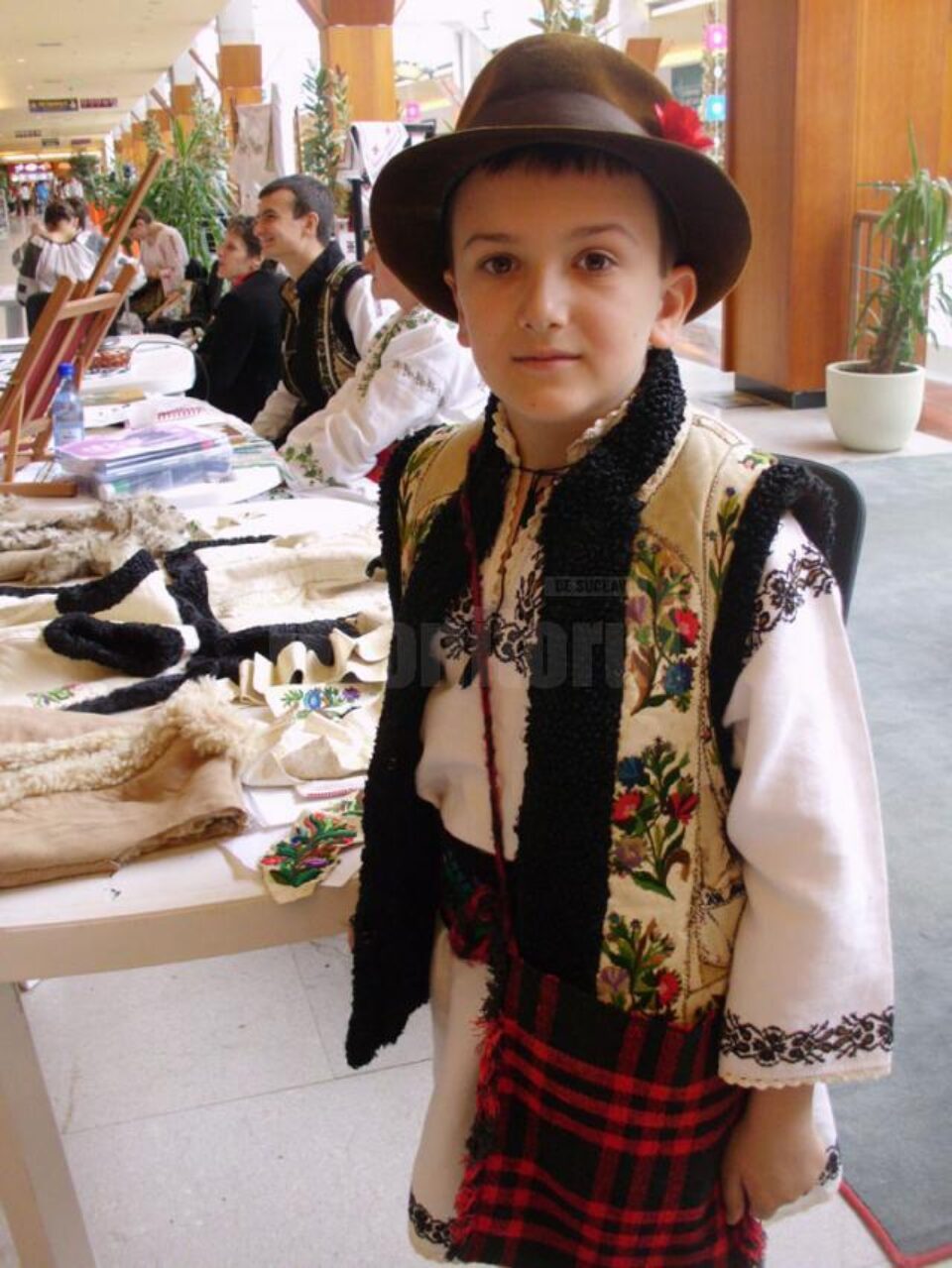 Andrei Răzvan Botez din Grănicești are 9 ani și a câștigat premiul I la secțiunea Broderie pe piele