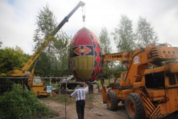Cel mai mare ou încondeiat de Paște din lume, cu care Suceava a intrat în 2009 în Cartea recordurilor, a fost mutat ieri de pe platoul Cetății de Scaun al Sucevei