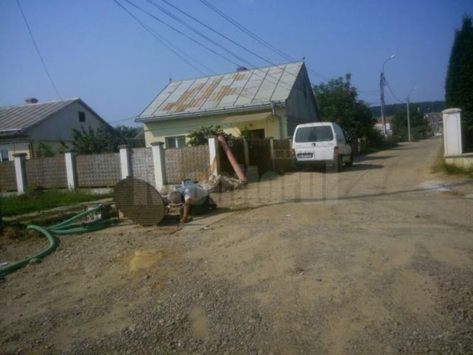 Singurul muncitor vizibil în zona lăsată două zile fără apă rece