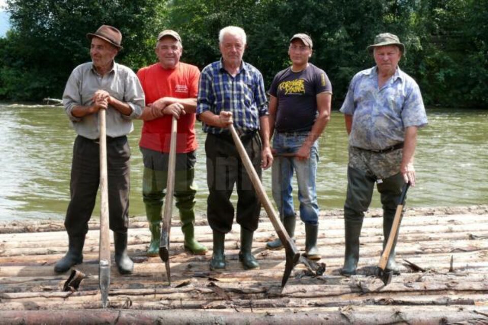 Vasile Morari, Vasile Moroșan, Petru Cântea, Savu Rusu și Nicușor Hodiș au dorit să păstreze tradiția plutăritului Vasile Morari, Vasile Moroșan, Petru Cântea, Savu Rusu și Nicușor Hodiș au dorit să păstreze tradiția plutăritului