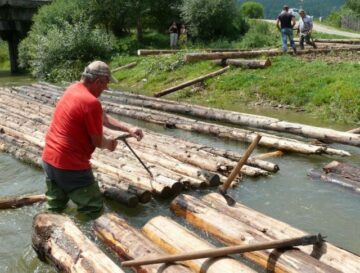 În satul cultural al României a început săptămâna plutăritului pe Bistrița Aurie