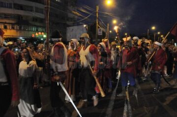 Parada cu făclii pe străzile Sucevei a participanților la Festivalul de Artă Medievală „Ștefan cel Mare”