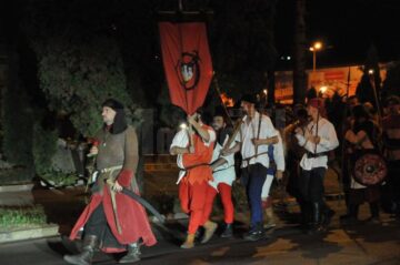 Parada cu făclii pe străzile Sucevei a participanților la Festivalul de Artă Medievală „Ștefan cel Mare”