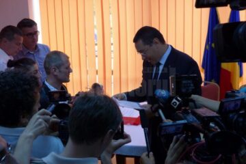 Premierul Victor Ponta i-a înmânat lui Paul Croitoru banii și o diplomă