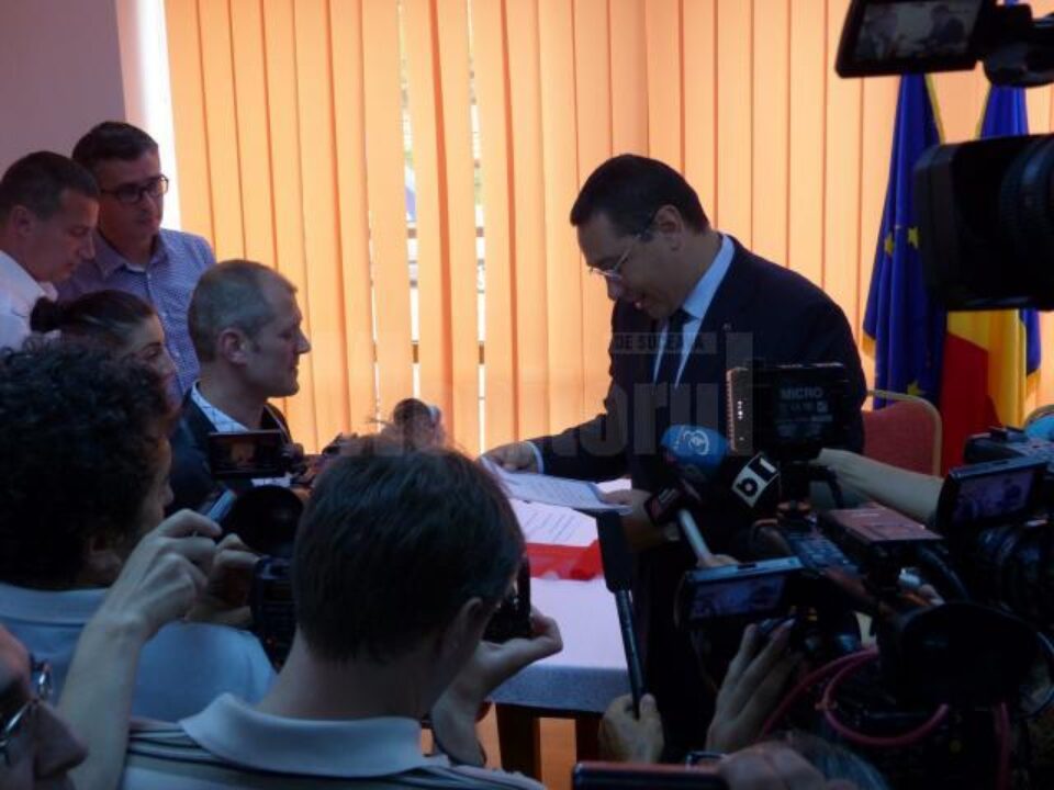 Premierul Victor Ponta i-a înmânat lui Paul Croitoru banii și o diplomă