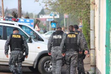 În jur de o sută de polițiști au fost angrenați simultan în 12 percheziții domiciliare și descinderi