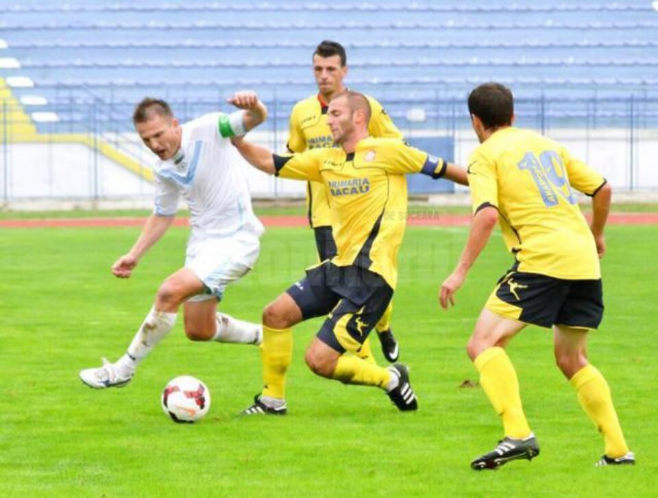 Andrei Întuneric, în centrul imaginii, pe vremea când era căpitan de echipa la SC Bacău Andrei Întuneric, în centrul imaginii, pe vremea când era căpitan de echipa la SC Bacău