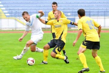 Andrei Întuneric, în centrul imaginii, pe vremea când era căpitan de echipa la SC Bacău