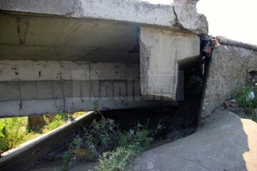 Culeele podului au fost grav afectate de inundații și ultimele ploi