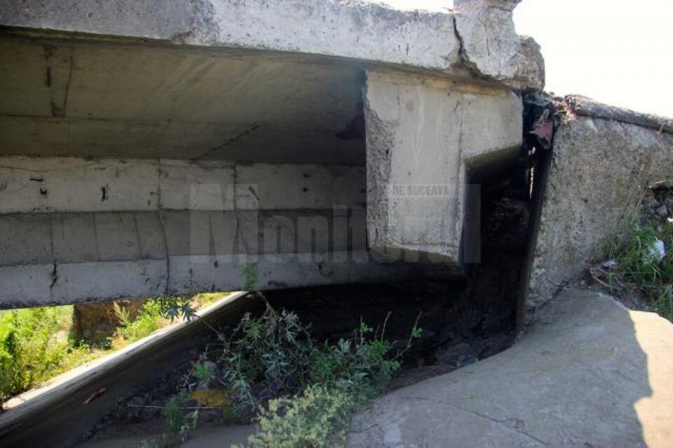 Culeele podului au fost grav afectate de inundații și ultimele ploi