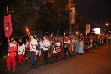 Parada cu făclii pe străzile Sucevei a participanților la Festivalul de Artă Medievală „Ștefan cel Mare”
