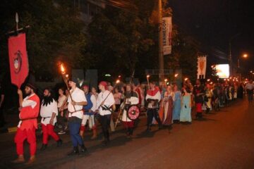 Parada cu făclii pe străzile Sucevei a participanților la Festivalul de Artă Medievală „Ștefan cel Mare”