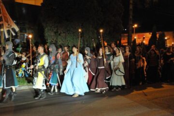 Parada cu făclii pe străzile Sucevei a participanților la Festivalul de Artă Medievală „Ștefan cel Mare”