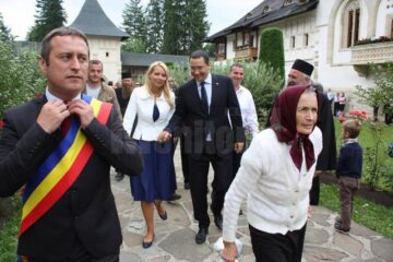Victor Ponta și soția sa au fost binecuvântați la Putna de ÎPS Pimen și de starețul mănăstirii, Melchisedec Velnic