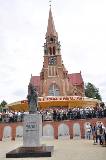 Piața Sfântul Papa Ioan Paul al II-lea Cacica