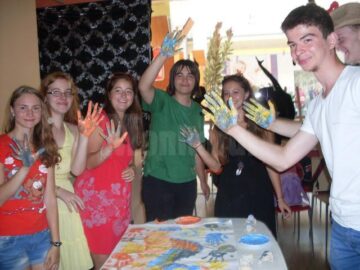 Școală de vară pentru juniori, cu ateliere de creație, jocuri cercetășești, excursii și întreceri sportive