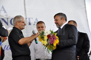 Nicolae Ciobanu, autorul volumul „Adâncata la jumătate de mileniu”, fost primar până în 1989 și cetățean de onoare al comunei, felicitat de Ioan Balan