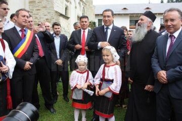 Victor Ponta și soția sa au fost binecuvântați la Putna de ÎPS Pimen și de starețul mănăstirii, Melchisedec Velnic