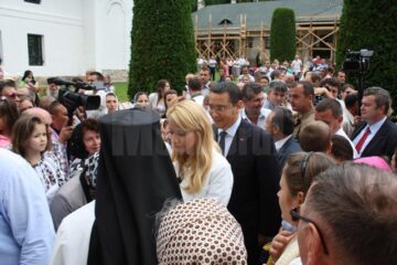 Victor Ponta și soția sa au fost binecuvântați la Putna de ÎPS Pimen și de starețul mănăstirii, Melchisedec Velnic