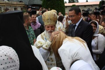 Victor Ponta și soția sa au fost binecuvântați la Putna de ÎPS Pimen și de starețul mănăstirii, Melchisedec Velnic