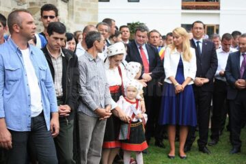 Victor Ponta și soția sa au fost binecuvântați la Putna de ÎPS Pimen și de starețul mănăstirii, Melchisedec Velnic