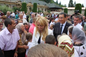 Victor Ponta și soția sa au fost binecuvântați la Putna de ÎPS Pimen și de starețul mănăstirii, Melchisedec Velnic