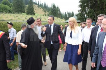 Victor Ponta și soția sa au fost binecuvântați la Putna de ÎPS Pimen și de starețul mănăstirii, Melchisedec Velnic