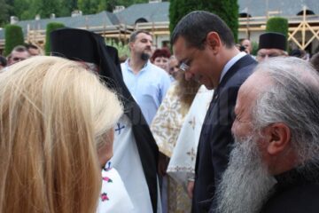 Victor Ponta și soția sa au fost binecuvântați la Putna de ÎPS Pimen și de starețul mănăstirii, Melchisedec Velnic